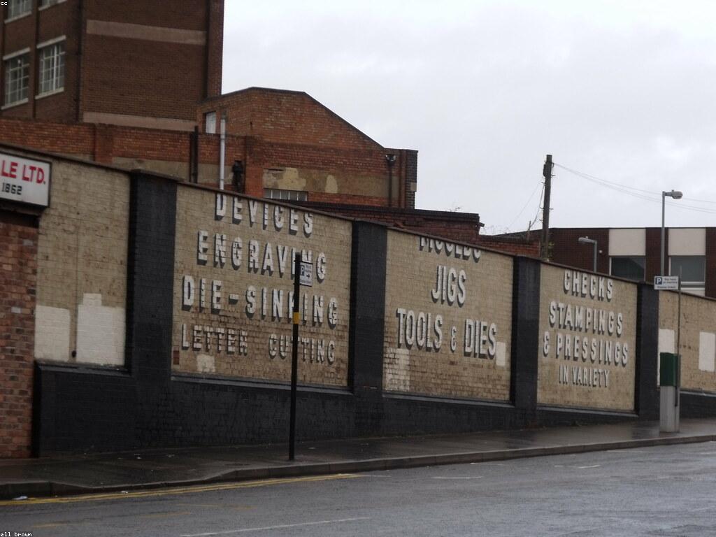 ការប្រើប្រាស់ឧបករណ៍និងឧបករណ៍ក្នុងជីវិតប្រចាំថ្ងៃ